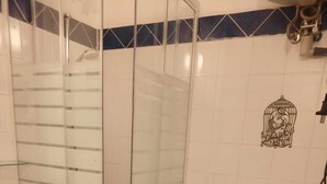 Basic-Apartment | Badezimmer | Dusche, kostenlose Toilettenartikel, Haartrockner, Handtücher
