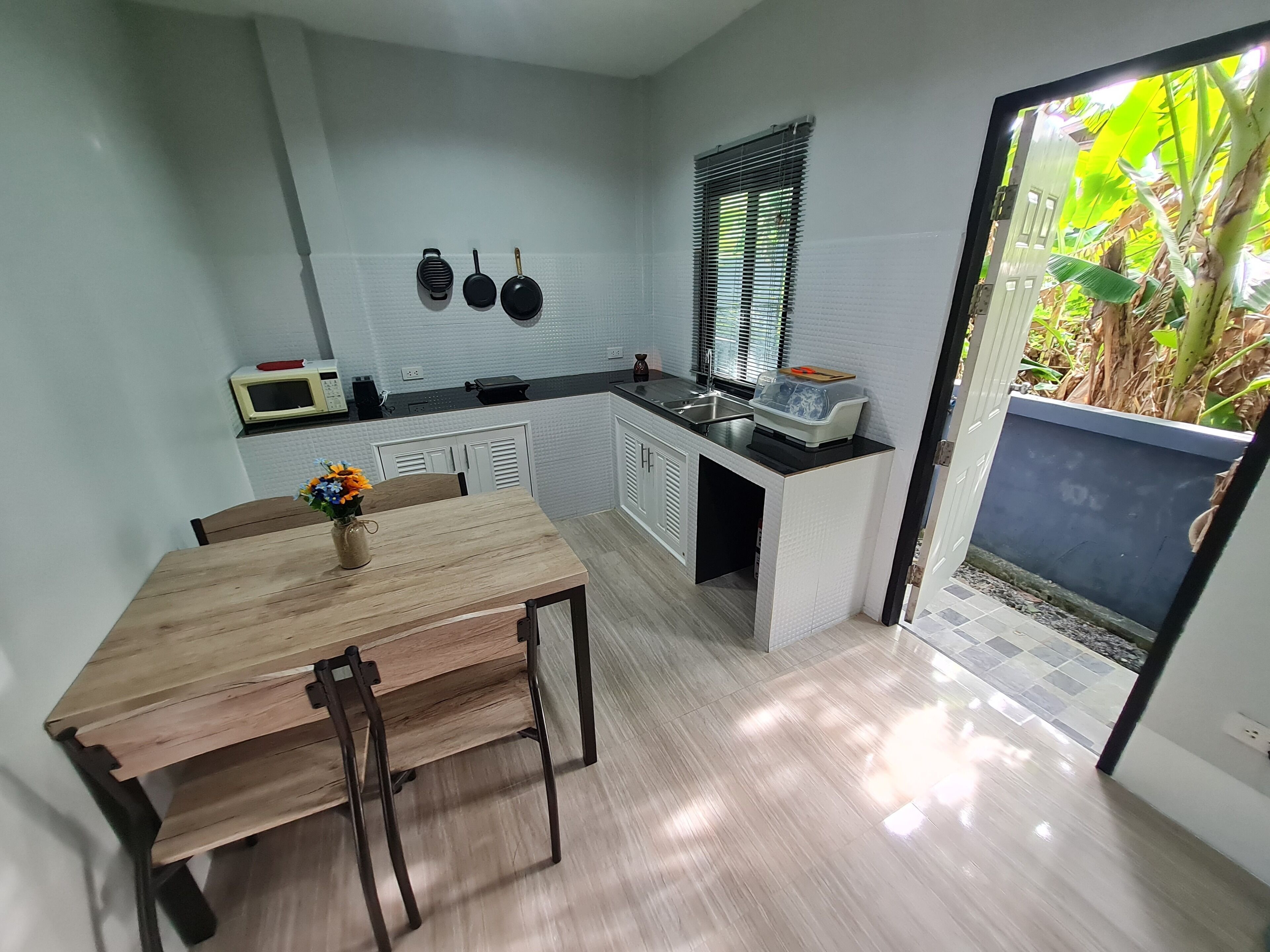 Kjøleskap, kokeplater, vannkoker og brødrister