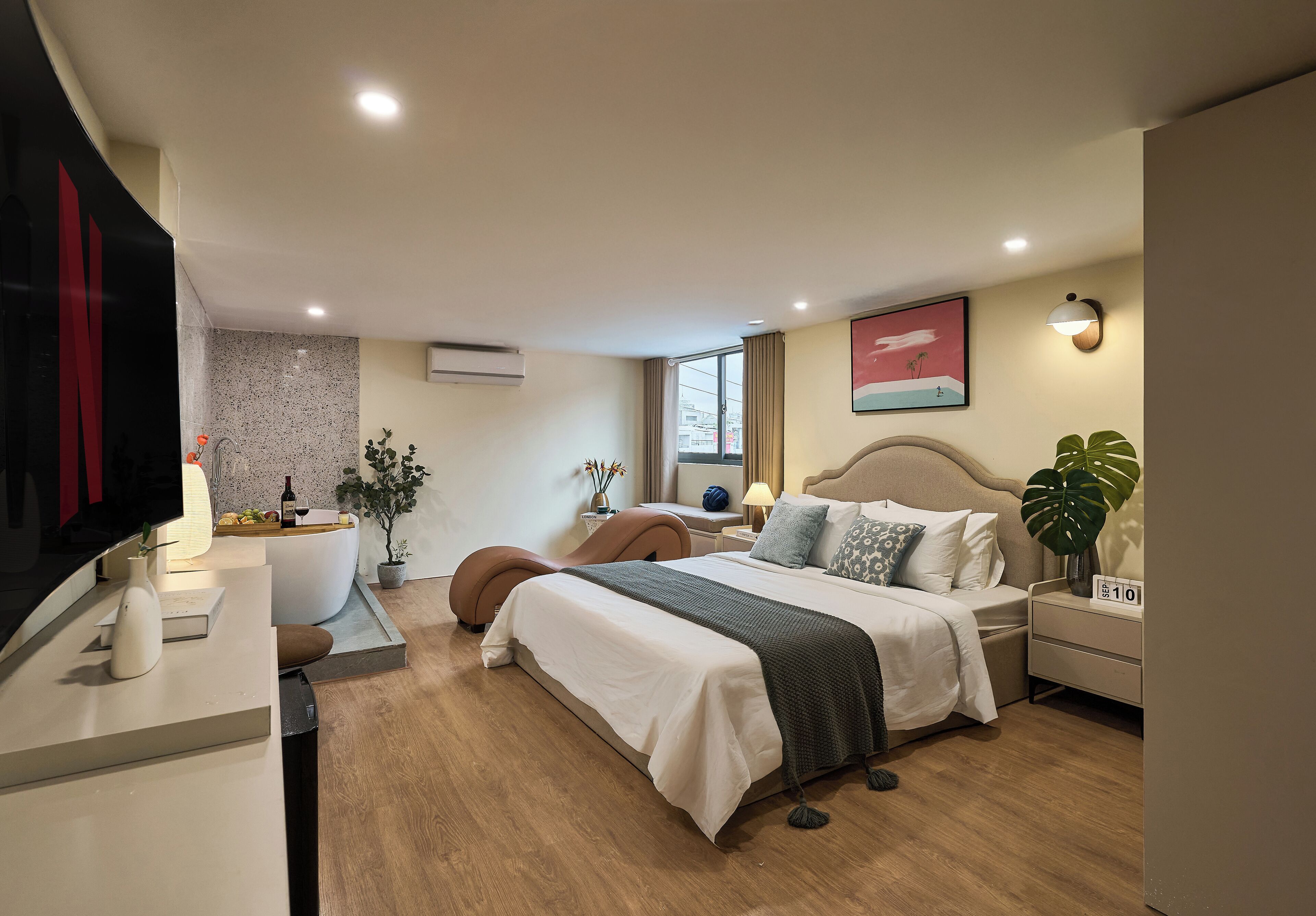 Romantic Room, 1 Bedroom, Bathtub, City View | Free WiFi