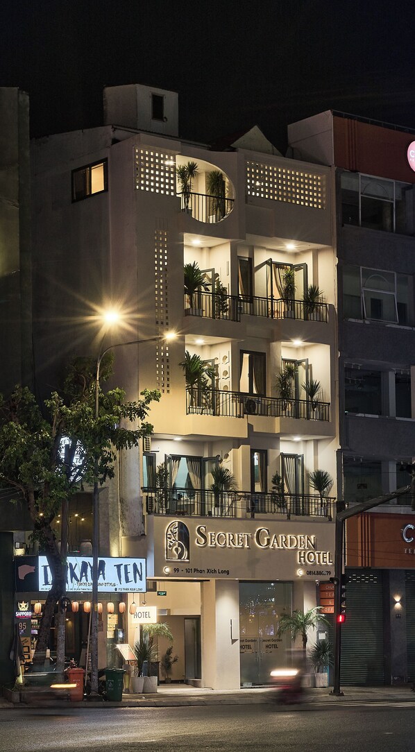 Vista frontal de la propiedad