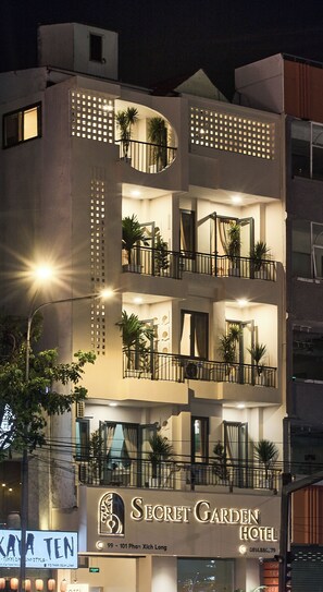 Vista frontal de la propiedad