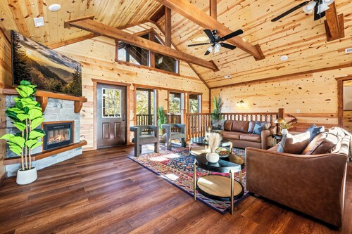 Sleeps ~30, 8 BDR,Heated Indoor Pool, HotTub,Game Room,outdoor fireplace/grill