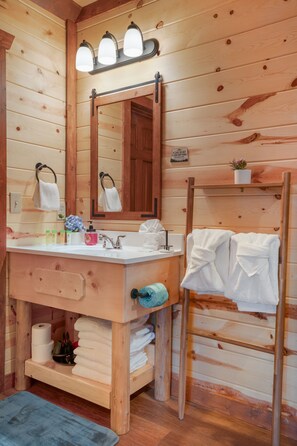 مجففات شعر، صابون، ورق حمّام