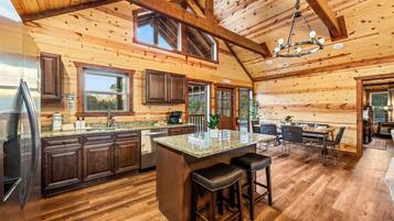 Mikroaaltouuni, uuni, liesi, astianpesukone