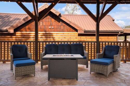 Sleeps ~30, 8 BDR,Heated Indoor Pool, HotTub,Game Room,outdoor fireplace/grill