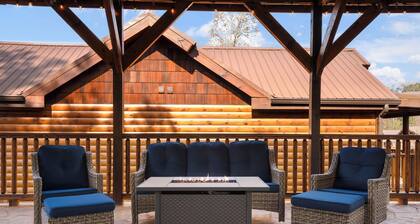 Sleeps ~30, 8 BDR,Heated Indoor Pool, HotTub,Game Room,outdoor fireplace/grill