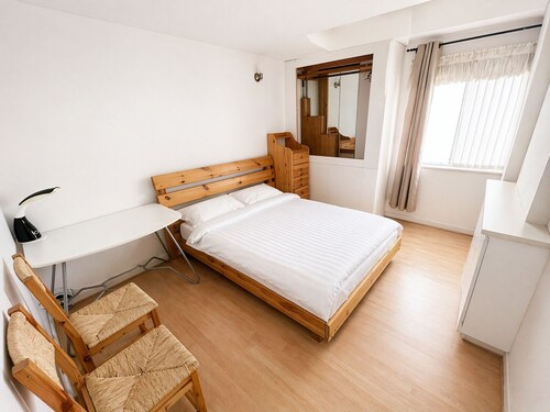 near Metro & Bus 1min walk, PRIVATE in-SUITE BATHROOM with FRIDGE & MICROWAVE