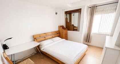 near Metro & Bus 1min walk, PRIVATE in-SUITE BATHROOM with FRIDGE & MICROWAVE