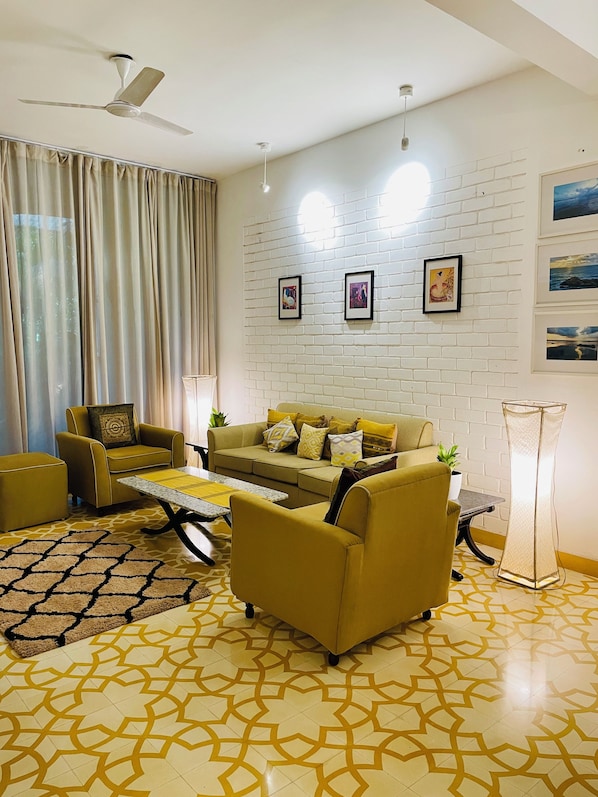 Apartment, Garden View | Living area | 43-inch LCD TV with cable channels