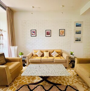 Appartamento, vista giardino | Area soggiorno | TV LCD 43 pollici con canali via cavo