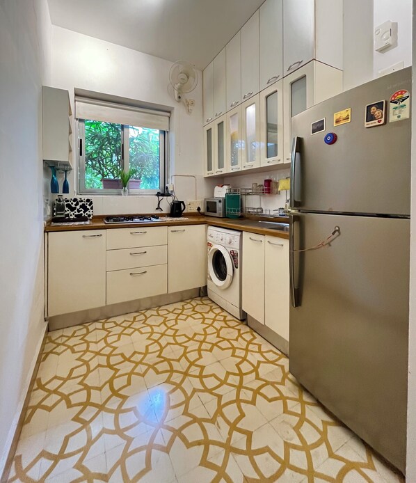 Appartamento, vista giardino | Cucina privata | Frigorifero con congelatore, tostapane, pentole/stoviglie/utensili