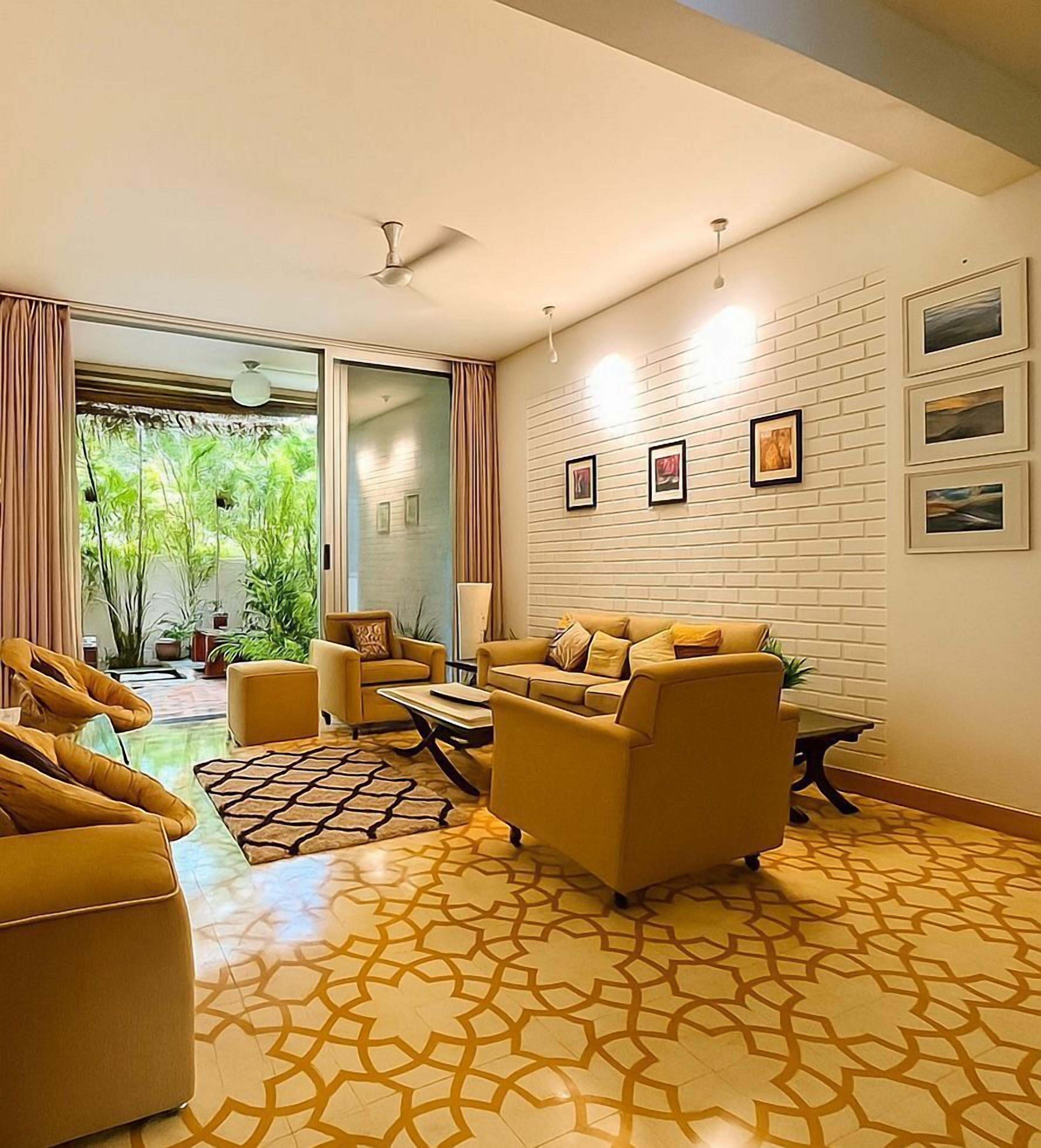 Departamento, vista al jardín | Área de sala de estar | Televisión LCD de 43 pulgadas con canales por cable 