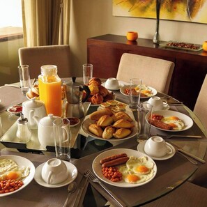 Großes Frühstück unter der Woche (13 EUR pro Person)