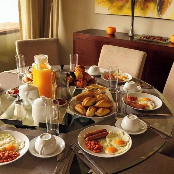 Uitgebreid ontbijt op werkdagen (EUR 13 per persoon)