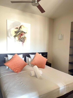 Apartemen, pemandangan kolam renang | Brankas, tirai kedap cahaya, kedap suara, dan setrika/meja setrika