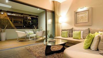 Huoneisto, näköala uima-altaalle | Oleskelualue