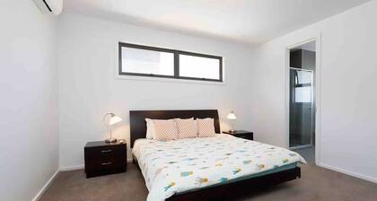 Modern 4BR townhouse best for family and couples