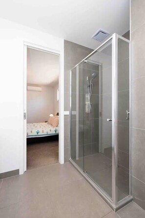 Shower, hair dryer, towels, soap - Modern 4BR townhouse best for family and couples (templestowe)