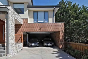 Exterior - Modern 4BR townhouse best for family and couples (templestowe)