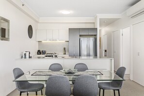 Private kitchen - High-floor 2-bed CBD Unit With Views & Amenities (Brisbane)
