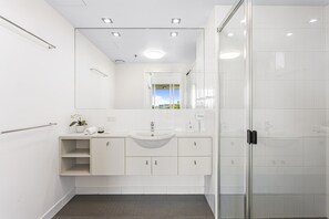 Apartment | Bathroom | Towels - High-floor 2-bed CBD Unit With Views & Amenities (Brisbane)