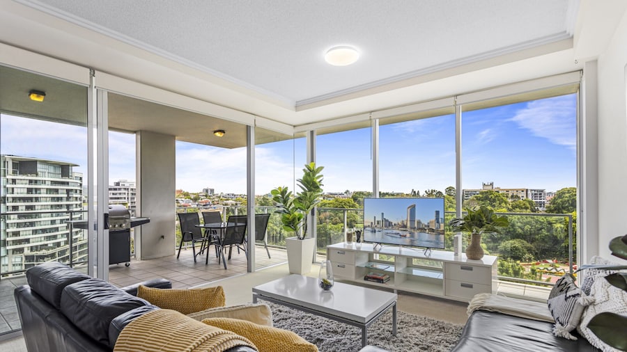 High-floor 2-bed CBD Unit With Views & Amenities