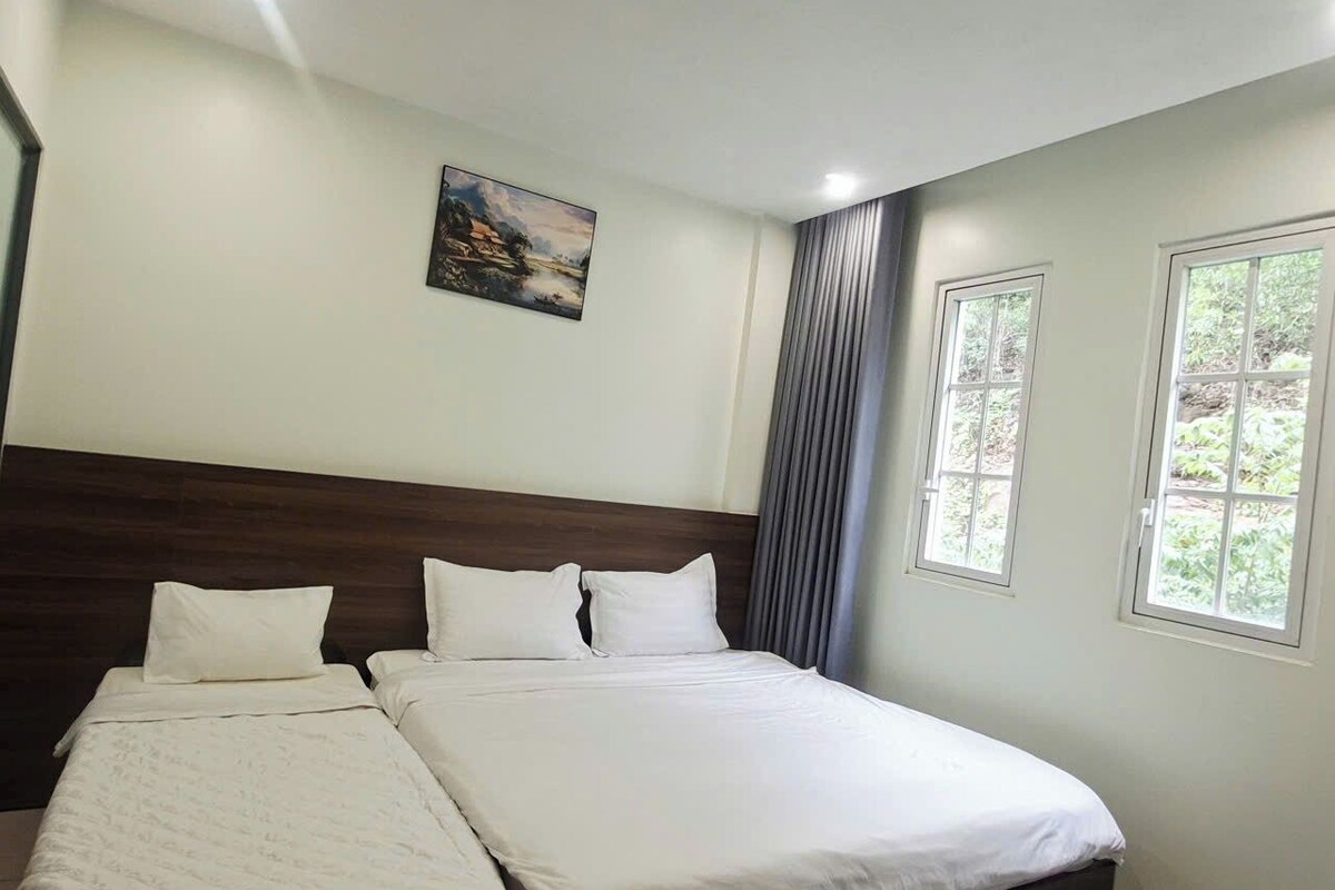 Standard Triple Room, Mountain View | Desk, WiFi (free), bed sheets
