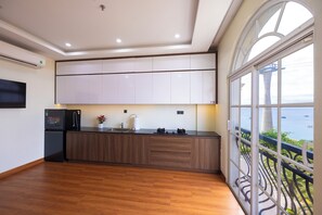 Suite familiar, vistas a la ciudad | Cocina privada