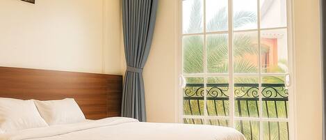 Standard-herbergi með tvíbreiðu rúmi - borgarsýn | Skrifborð, ókeypis þráðlaus nettenging, rúmföt