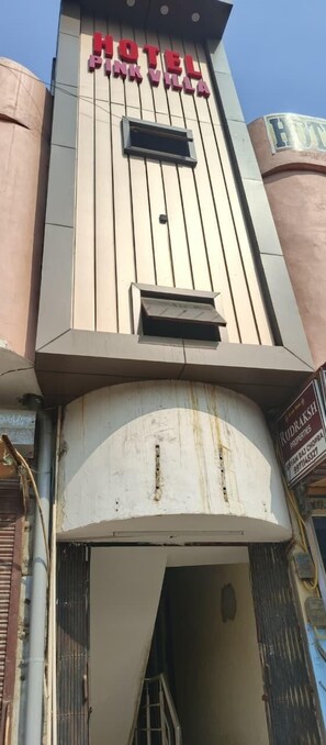 A hotel sign with the name "HOTEL PINK VILLA" in bold letters. - Hotel Pink Villa (New Delhi)