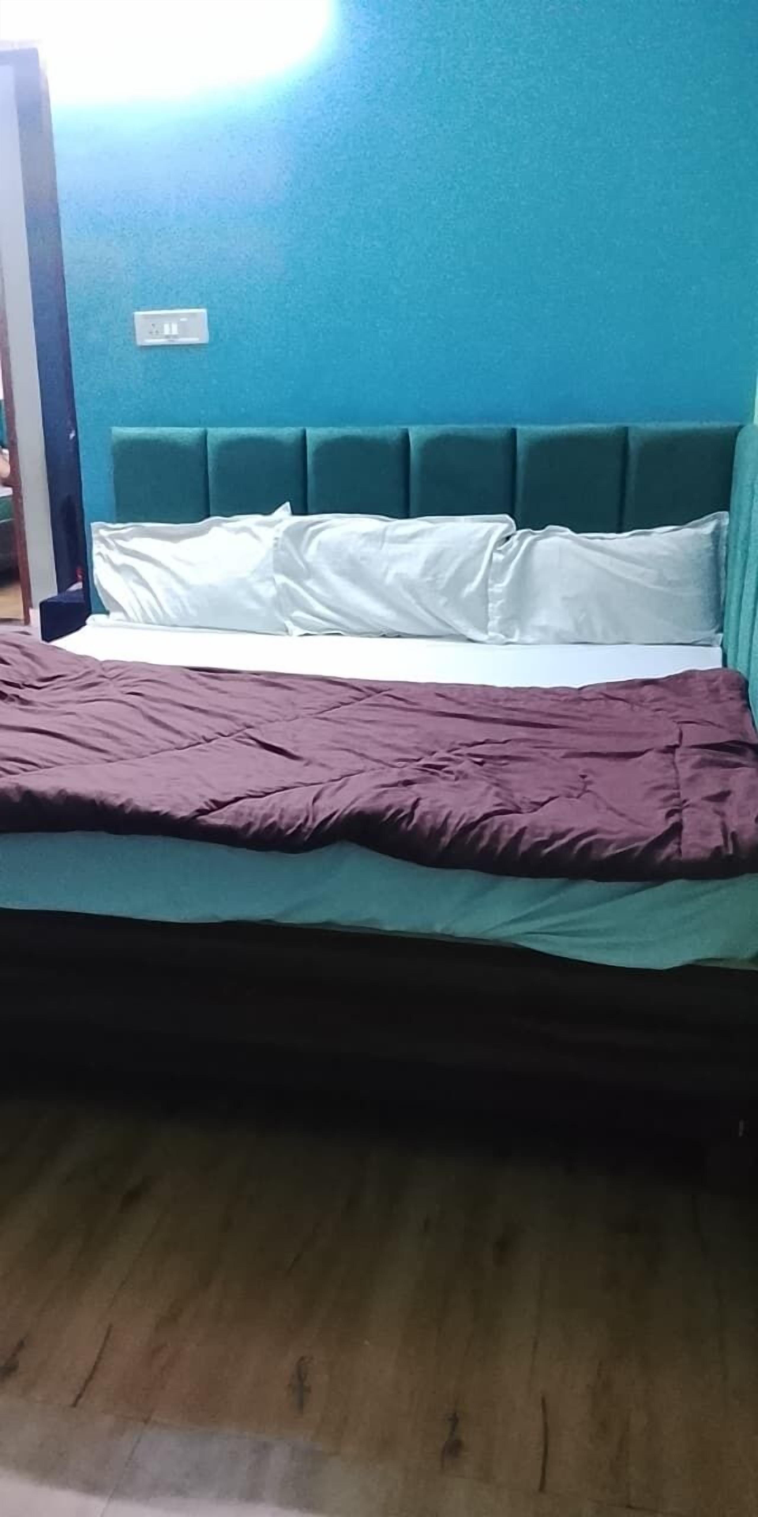 Dreibettzimmer | Zustellbetten, kostenloses WLAN, Bettwäsche