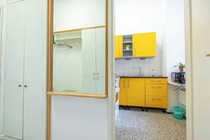 Apartemen Basic | Dapur pribadi | Microwave, oven, kompor, dan peralatan masak/sendok-piring