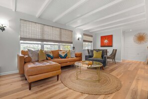 TV, fireplace, table football, offices - Boho Haven l Hot Tub l Walk to the Amp l Dogs OK (St. Augustine)