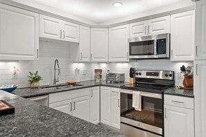 Fridge, microwave, oven, stovetop - Boho Haven l Hot Tub l Walk to the Amp l Dogs OK (St. Augustine)
