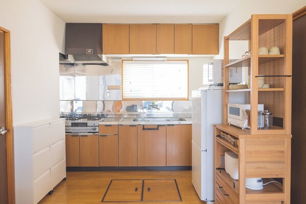 Frigorífico, microondas, horno y placa de cocina