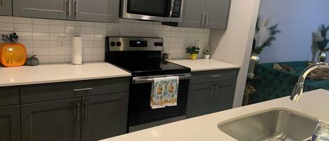 Microondas, horno, placa de cocina, lavavajillas