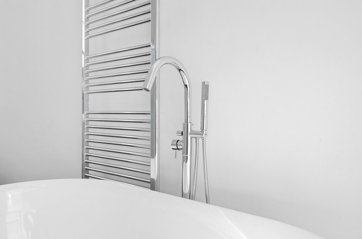 Dusj, hårføner, håndklær og såpe