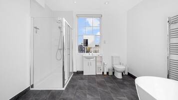 淋浴設備、風筒、提供毛巾、番梘