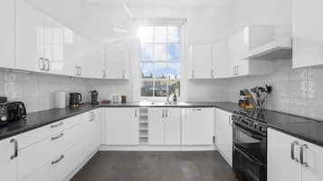 雪櫃、微波爐、焗爐、爐具