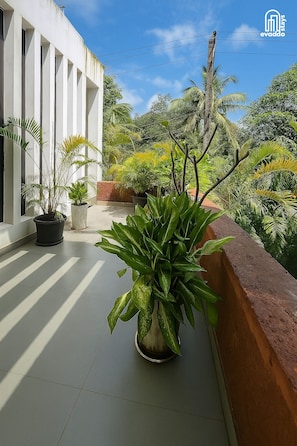 Exterior - B Shore by evaddo stays (Vagator)