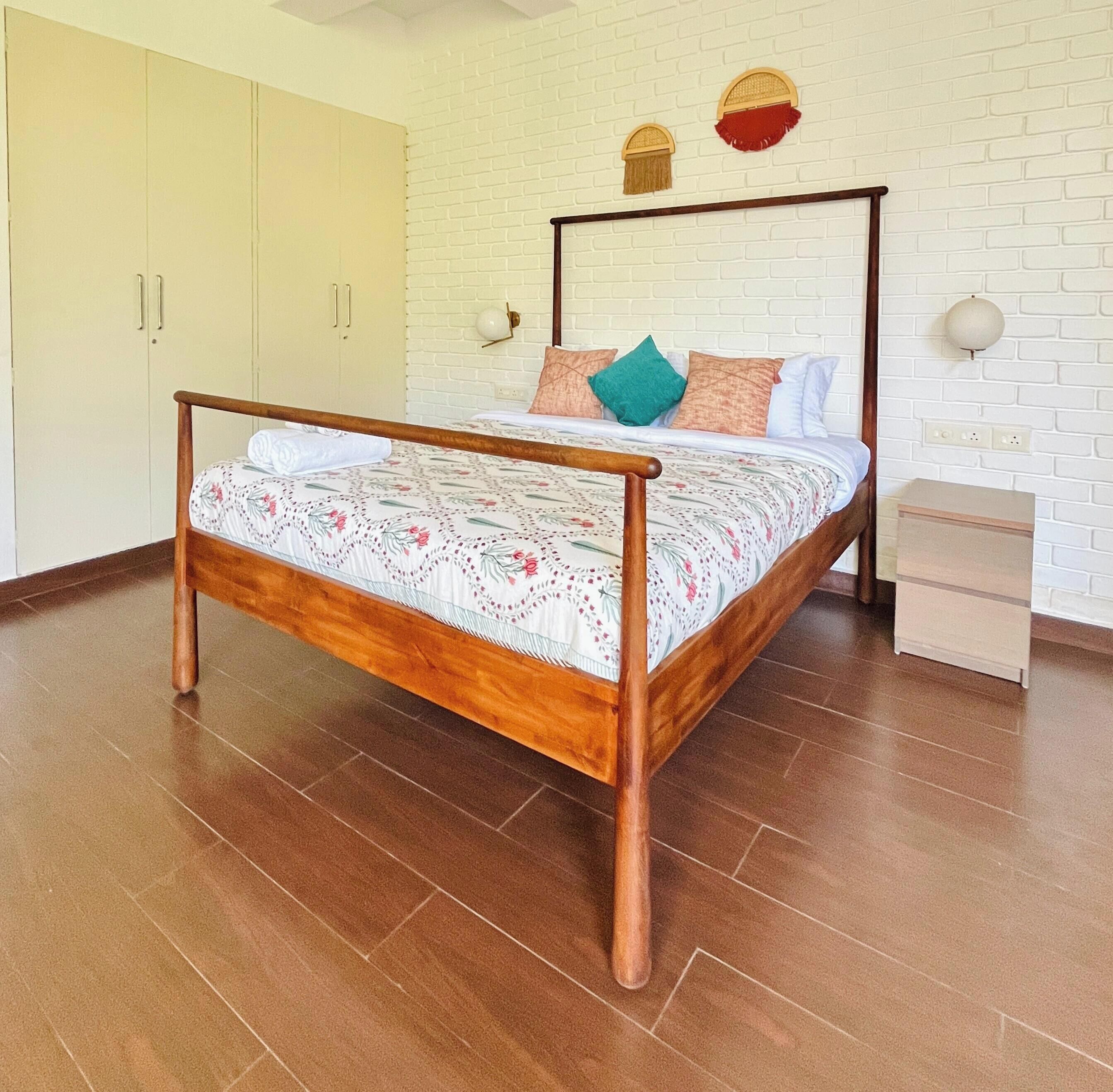WiFi (free), bed sheets