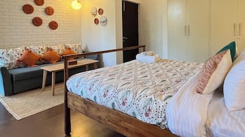 WiFi (free), bed sheets