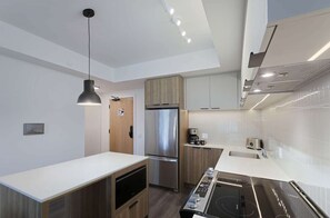 Fridge, microwave, oven, stovetop - 1 Bedroom/1 Bathroom Suite (Mississauga)