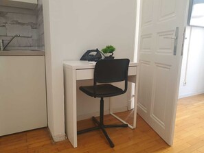 Apartemen Basic | Dapur pribadi | Lemari es, microwave, oven, dan kompor