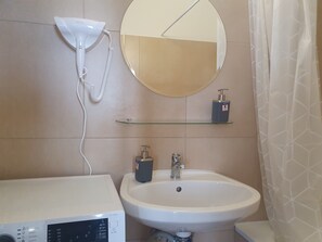 Apartemen Basic | Kamar mandi | Kombinasi shower/bathtub dan perlengkapan mandi gratis