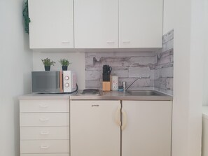 Basic Apartment | Private kitchen | Fridge, microwave, oven, stovetop - Modern 2BR Apartment Near Rennweg (Vienna)