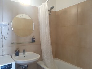 Basic Apartment | Bathroom | Combined shower/bathtub, free toiletries, hair dryer, towels - Modern 2BR Apartment Near Rennweg (Vienna)