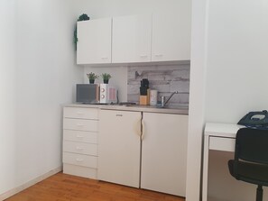 Apartemen Basic | Dapur pribadi | Lemari es, microwave, oven, dan kompor