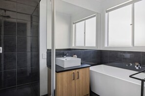 Dusche, Handtücher, Seife, Toilettenpapier