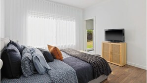4 soverom, skrivebord og sengetøy